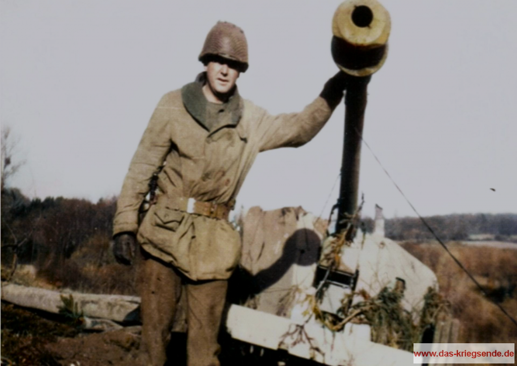 Joshua Bennet posiert in der Nähe von Flammersfeld vor einem durch dessen Kompanie überrannten PaK-Geschütz. Bennet wurde gleich am nächsten Tag auf dem Heuberg schwer verwundet. 
